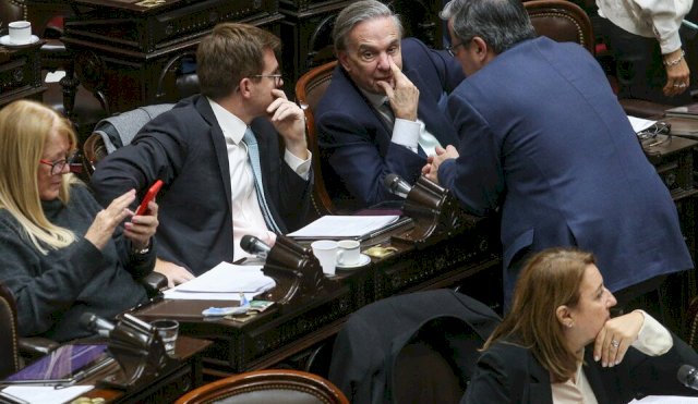 DIPUTADOS ENOJO